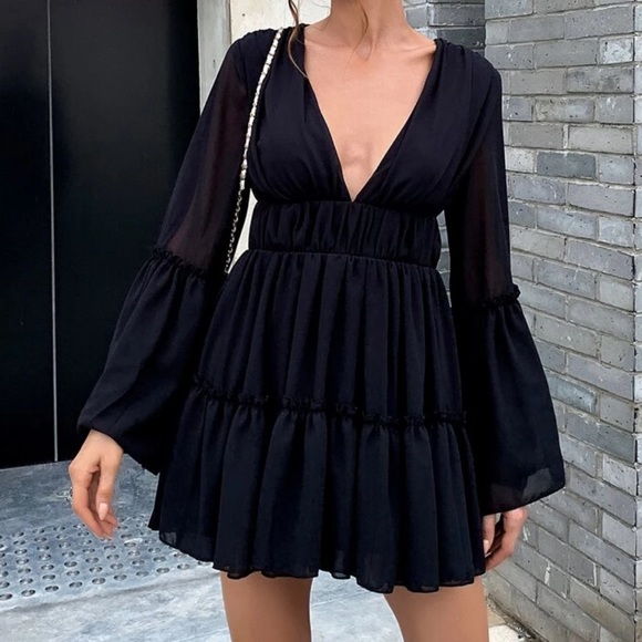 Dresses & Skirts - Boho plunging neckline ruffle hem dress